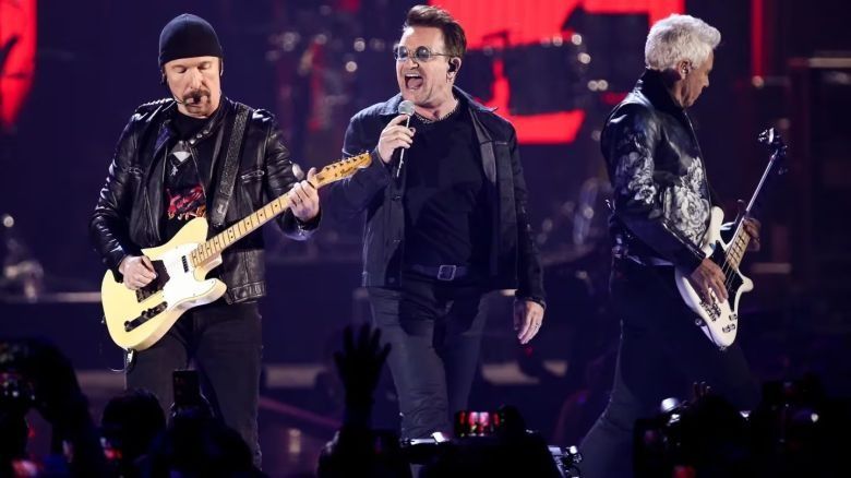 U2 interpretó una versión acústica de “Don’t Dream It’s Over” que sorprendió al público 
